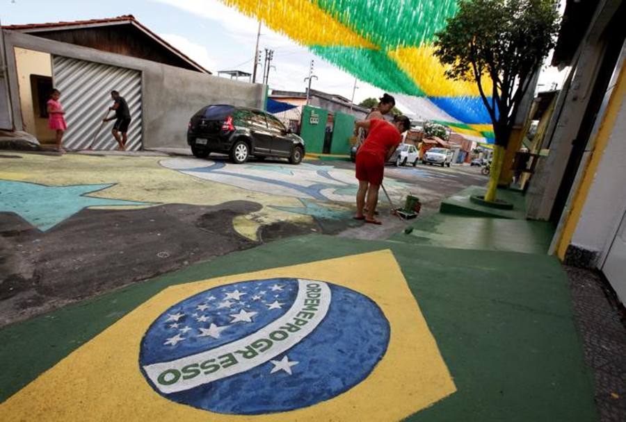 Decorazioni su strada e appese tra una casa e l’altra. Viene da chiedersi cosa resterà a Manaus dopo questo mese del Mondiale. Epa